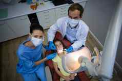 牙医检查年轻的病人工具牙科诊所