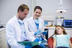 牙医检查报告病人说谎牙科椅子
