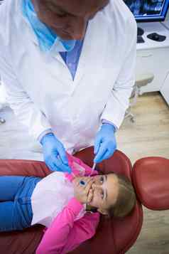 年轻的病人害怕牙科检查