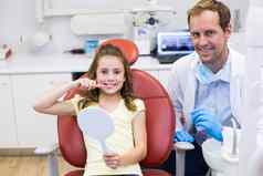 微笑年轻的病人牙医牙科诊所