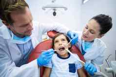 牙医检查年轻的病人牙科诊所