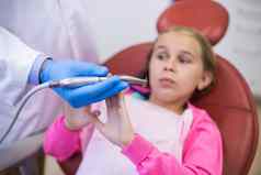 年轻的病人害怕牙科检查