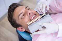 高角视图牙医持有设备检查病人