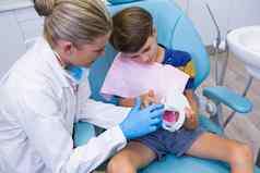 牙医教学男孩刷牙牙齿假牙医疗诊所