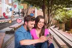 快乐年轻的夫妇社会媒体移动手机图标
