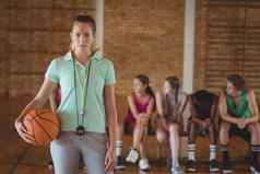 女教练站篮球篮球法院