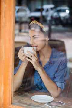 深思熟虑的女人喝咖啡咖啡馆商店