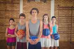 自信高学校孩子们持有篮球法院