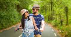 爱的夫妇骑自行车夏天假期