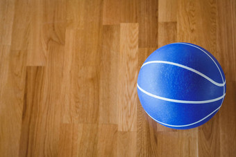 开销视图蓝色的篮球硬木地板上