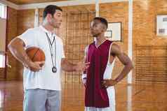 教练指导篮球球员
