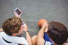 开销视图篮球球员显示移动电话朋友