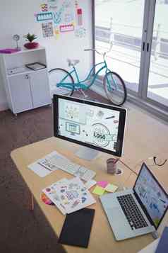 技术图纸桌子上有创意的办公室