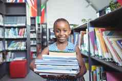 微笑女孩携带书图书馆