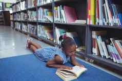 女孩阅读书架子上图书馆