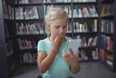 惊讶女孩智能手机图书馆