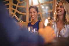 微笑美丽的女人玻璃香槟餐厅