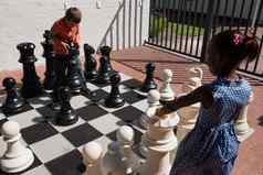 同学们玩大国际象棋学校