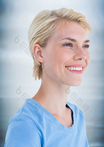 关闭肖像女人微笑模糊的蓝色的木面板