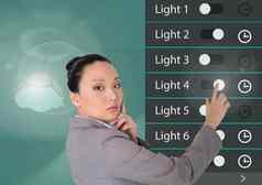女人触碰首页自动化系统照明应用程序接口