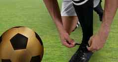 足球球员系鞋子金球