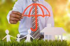 复合图像保险公司保护家庭红色的伞