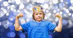 孩子王皇冠蓝色的三通衬衫蓝色的背景