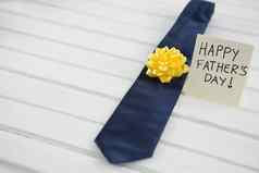 高角视图领带快乐父亲一天