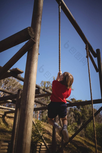 确定女孩攀爬绳子障碍coursedetermined女孩攀爬绳子障碍