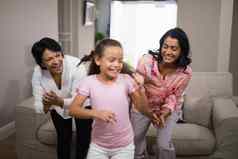 快乐multi-generation家庭跳舞
