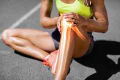 低部分女运动员痛苦膝盖疼痛