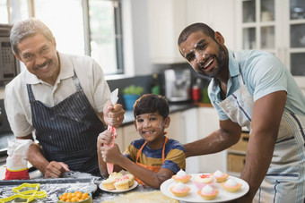 肖像快乐multi-generation家庭准备甜蜜的食物厨房
