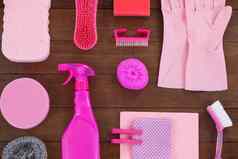 粉红色的颜色清洁设备安排木地板上