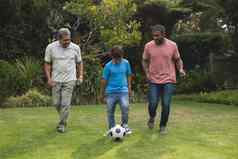 快乐multi-generation家庭玩足球公园