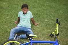 肖像微笑男孩下降自行车公园