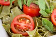 意大利面条菠菜意大利面西红柿草本植物