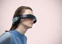 女人虚拟现实耳机粉红色的背景
