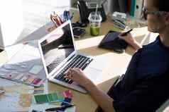 女执行工作移动PC图形平板电脑桌子上