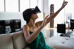 女人虚拟现实模拟器办公室