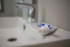 牙膏管牙刷浴室水槽