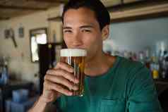肖像男人。喝啤酒