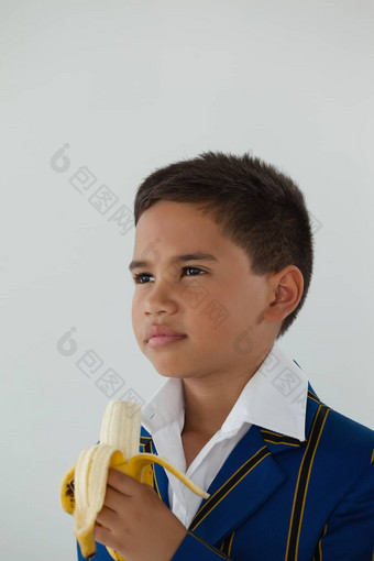 小学生吃香蕉白色背景