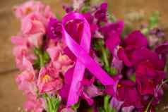 特写镜头粉红色的乳房癌症意识丝带花