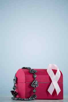 特写镜头粉红色的乳房癌症意识丝带珠宝红色的盒子
