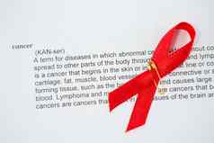 高角视图红色的艾滋病意识丝带癌症文本