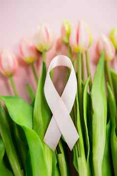高角视图乳房癌症意识丝带郁金香花
