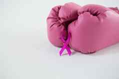 特写镜头粉红色的乳房癌症意识丝带拳击手套一对