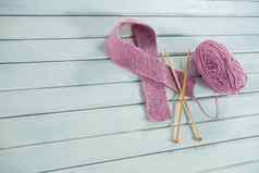 高角视图粉红色的羊毛乳房癌症意识丝带用钩针编织针纱