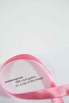 高角视图粉红色的乳房癌症意识丝带纸文本