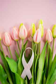开销视图乳房癌症意识丝带郁金香花